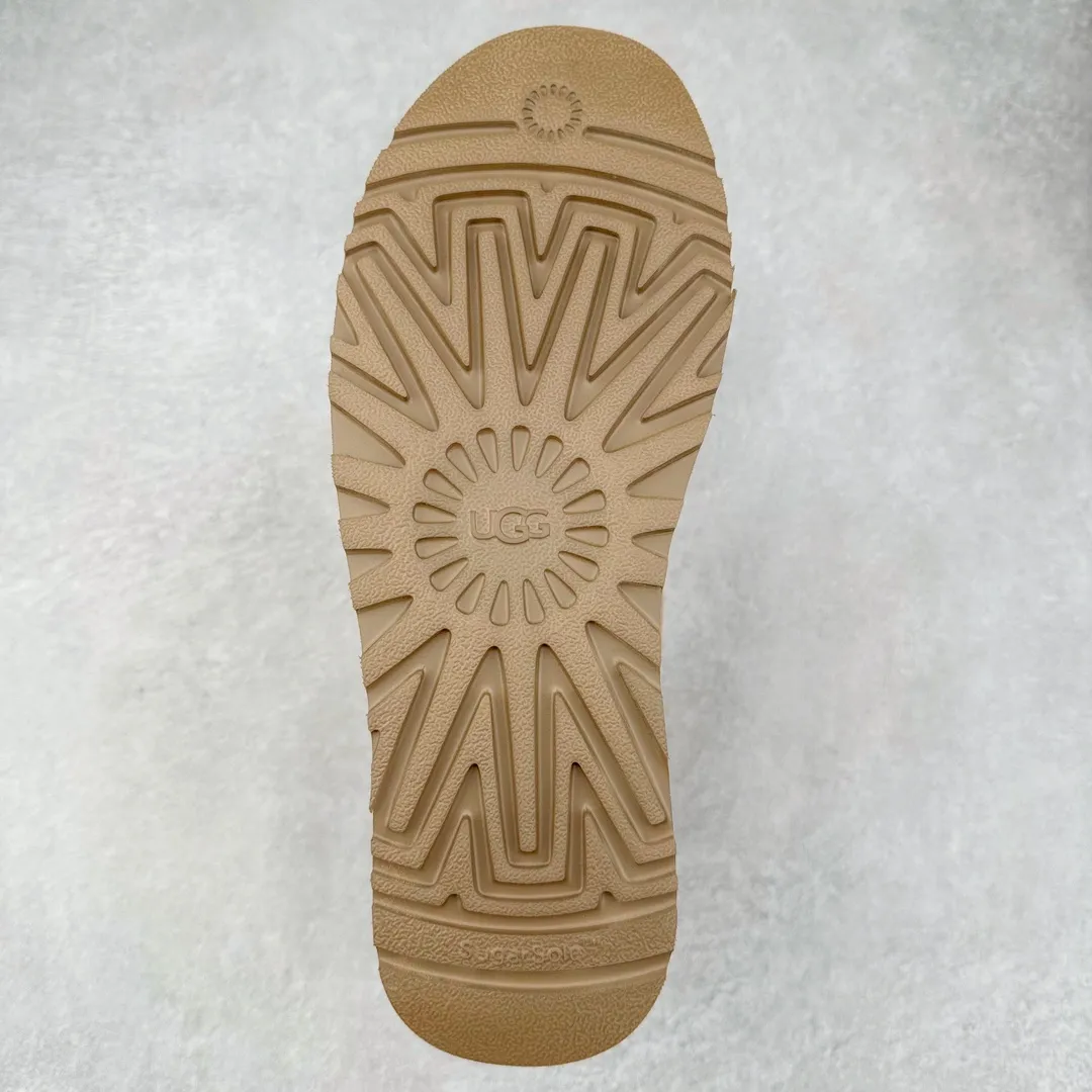 Pick up locally 💰600 UGG 0554 Autumn and winter sheepskin and fur one-piece snow boots with double buckles. All shoes are made from the same factory as ZP. Longfeng A-grade Australian imported sheepskin and fur one-piece Velcro women's boots. Brand OEM production line. Fully follow the ZP process. OEM original pattern maker. Adhering to the principle of no original shoes and no development selection. Pay attention to every detail. The most authentic version on the market. TREADLITE "Light Wing" technology outsole. Lightweight/durable/flexible/pile size: 35 36 37 38 39 40 Coding: by3936030